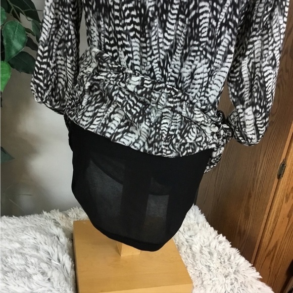 H & M size 2 black white and gray dress
Body is lined arms are not
3/4 s… - Picture 6 of 16